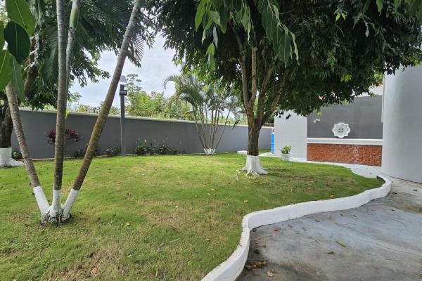 House in coronado with pool and 1000m2 land
