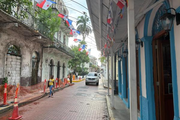Commercial building with roi in casco viejo.