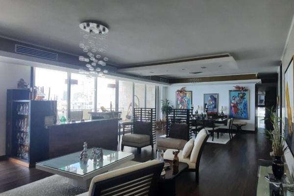 Sale of apartment in aqualina building
