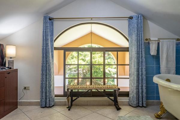 Two villas with 6 bedrooms and mountain views
