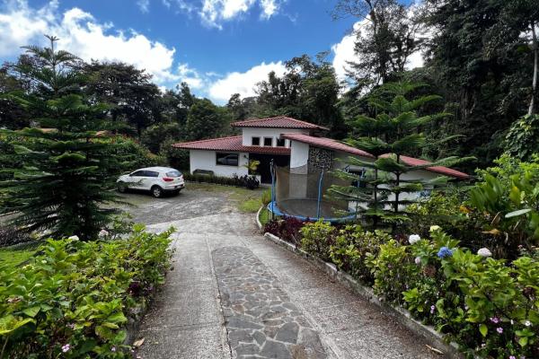 Mountain view home in altos del maria