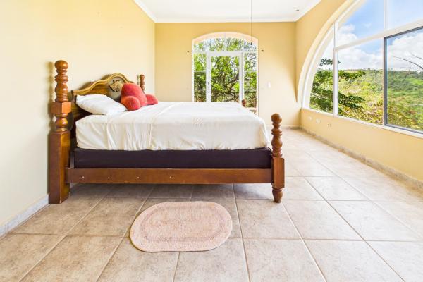 Casa con vistas a la montaña y al océano en venta en sora