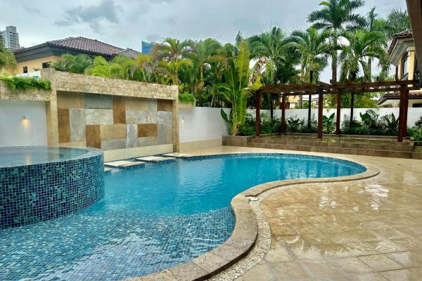 Antigua casa remodelada con piscina - alquiler - costa del este