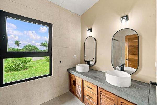 Casa con energía solar y casita cerca de pedasí
