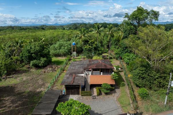 Home with 3 apartments, lagoon access