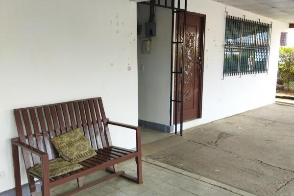 Se vende propiedad de 8 habitaciones con zonificación comercial.