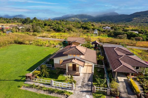 3 bedroom home with loft in alto boquete