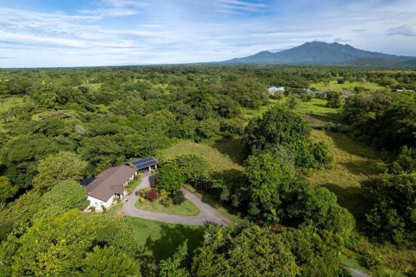 Finca ribereña con dos casas en 3,14 acres.