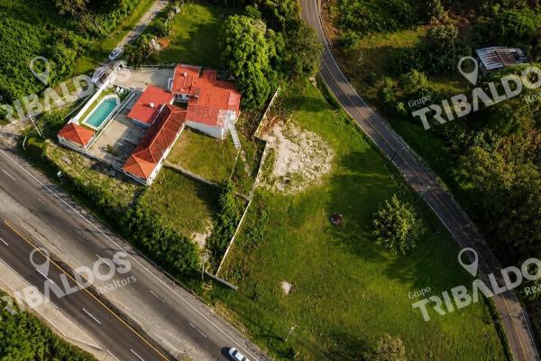 Venta de terreno comercial con mejoras