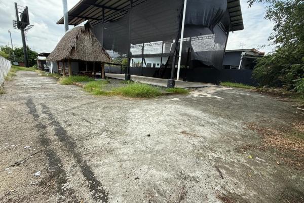 Se vende terreno con mejoras frente a la panamericana