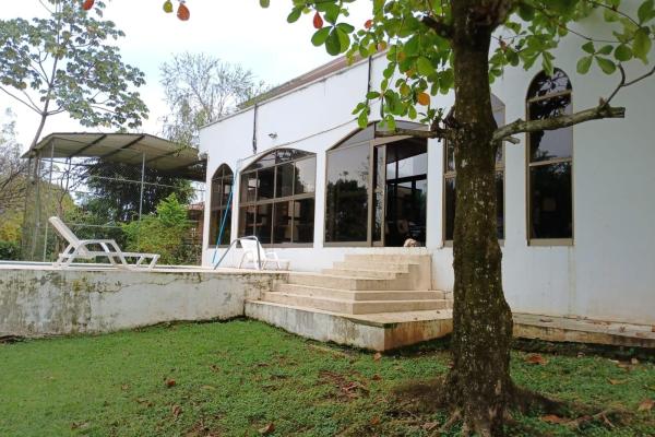 Se vende o se alquila elegante casa de dos pisos