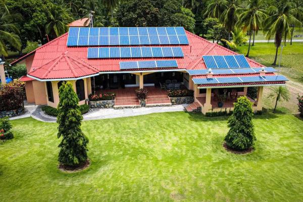Casa junto a la playa con paneles solares en las lajas