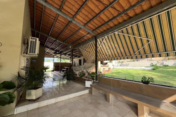 Casa con piscina en lote de 2.239 m²