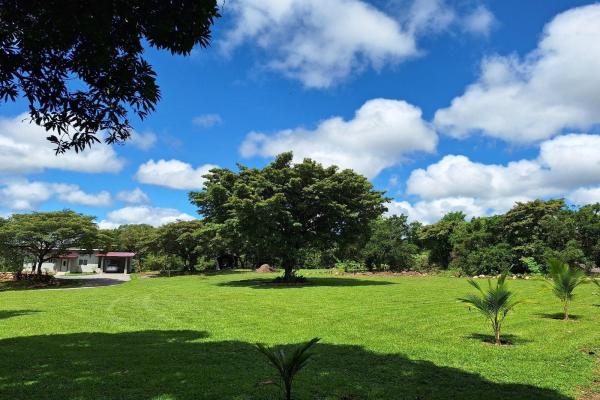 Finca ribereña con dos casas en 3,14 acres.