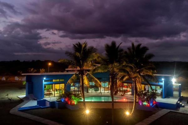 Casa exclusiva frente al mar en playa la barqueta chiriquí