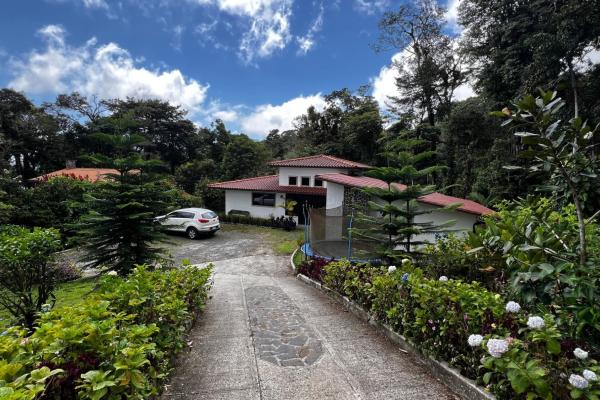 Casa con vistas a la montaña en altos del maría