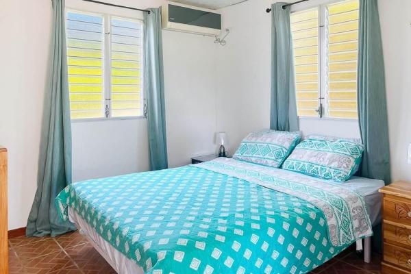 Casa en pedasí con área independiente para huéspedes