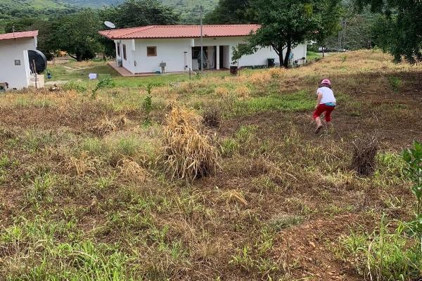 Granja de 13.6 ha con casa, galeras y río en natá, coclé