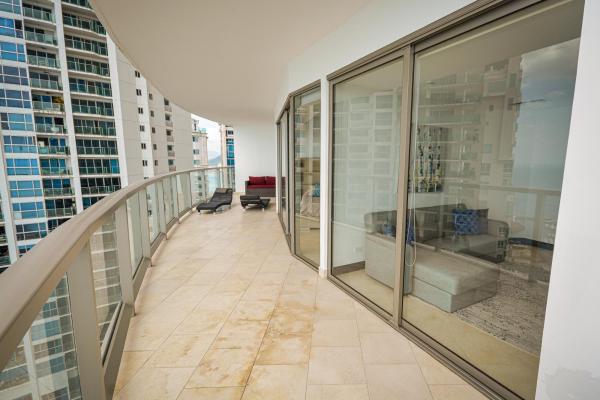 Apartamento remodelado de 2 habitaciones más estudio en planta alta