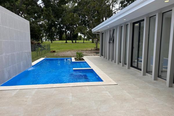 Casa en playa coronado 396k acceso a cancha golf etapa final construcción