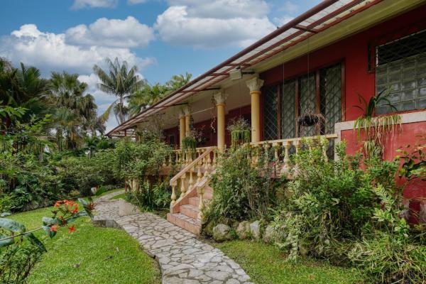 Finca residencial de 3,69 hectáreas con lagos, río y bosque.