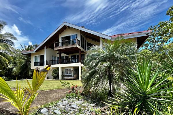 Hermosa villa frente al agua con muelle privado en sunset point, isla colón