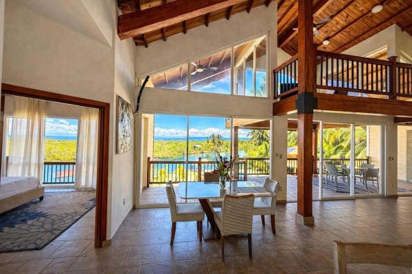 Hermosa villa frente al agua con muelle privado en sunset point, isla colón