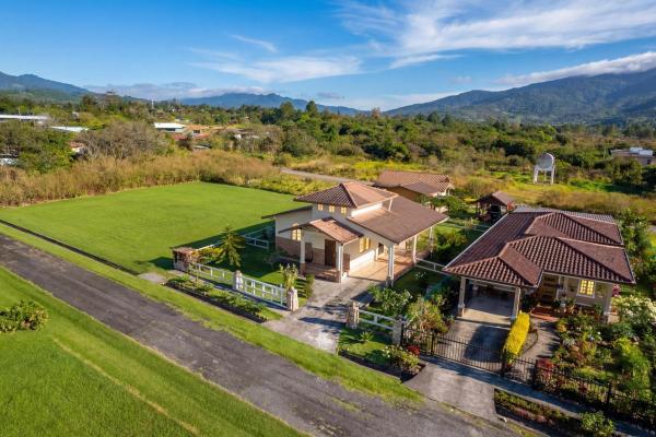 3 bedroom home with loft in alto boquete