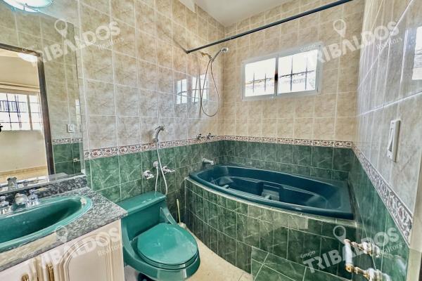 Venta de amplia casa en altos de panama con piscina propia por debajo de avaluo