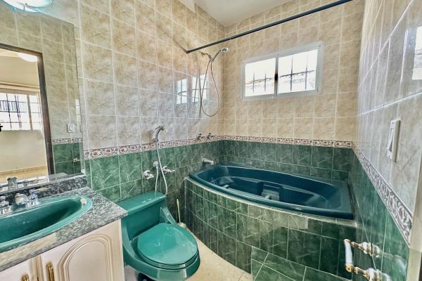 Venta de amplia casa en altos de panama con piscina propia por debajo de avaluo