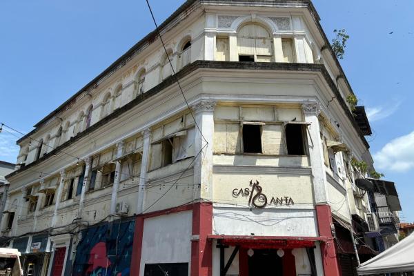 Commercial building with shops in santa ana.