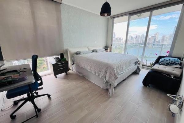 Se vende bonito apartamento frente a la bahia.