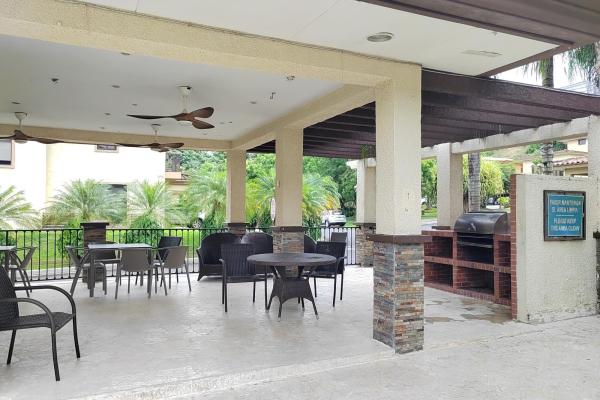 Vendo townhome en embassy club para inversionistas. generando renta.