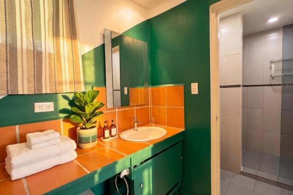 Propiedad con casa principal, 6 estudios y piscina