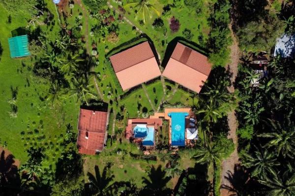 Propiedad con casa principal, 6 estudios y piscina