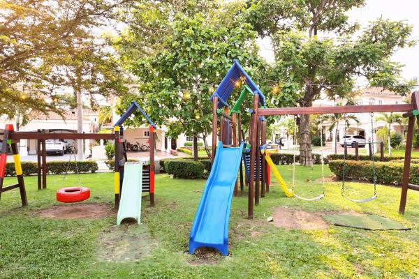 Alquiler de casa unifamiliar en esquina – costa sur, villa valencia