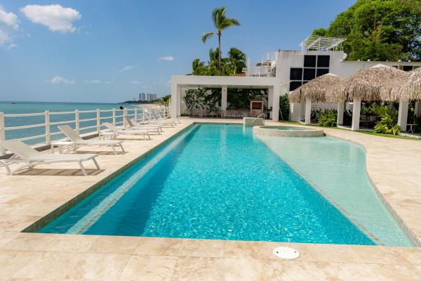 Apartamento de 4 habitaciones frente al mar en farallon
