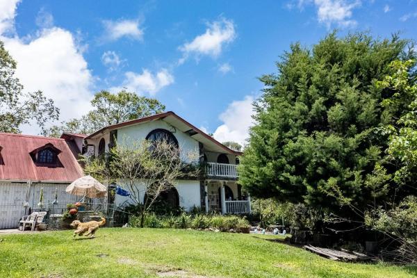 Highland home with 2 hectares in volcan