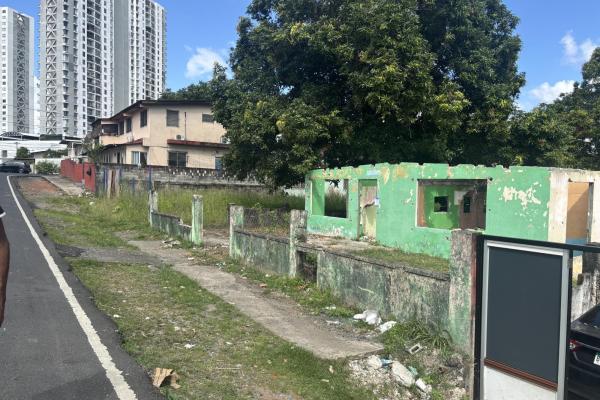 Terreno de alto tráfico en parque lefevre a la venta