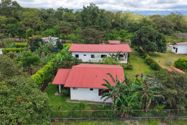 Dos casas en el france, ideal alquiler o lote familiar.
