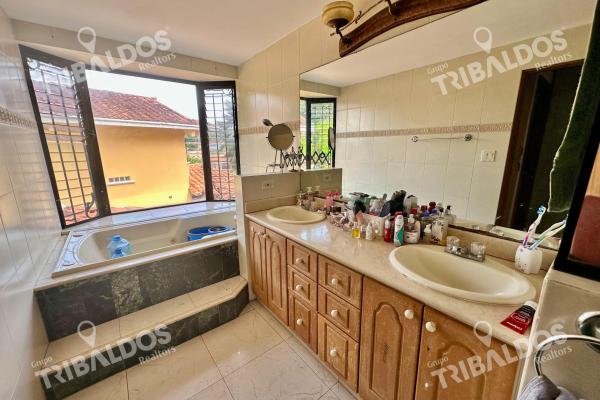 Venta de amplia casa en ph villa de vizcaya, condado del rey