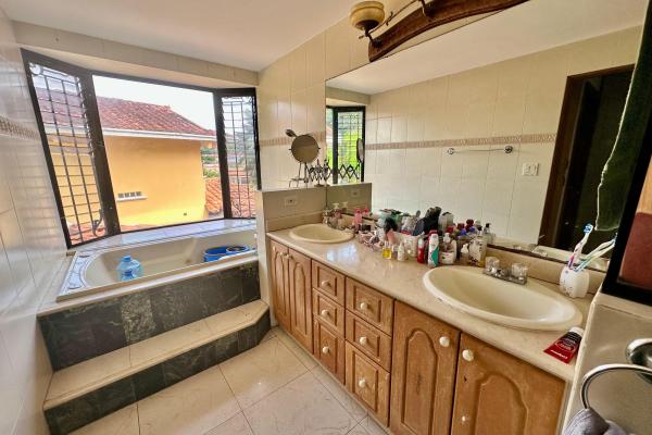 House for sale in condado del rey