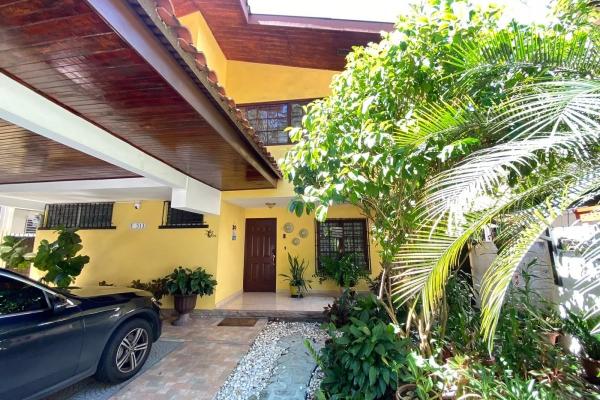 Family home with a pool and jacuzzi. just bring yo