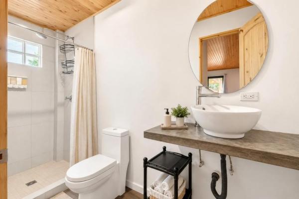 Turnkey ocean-view luxury villa in sea view hills