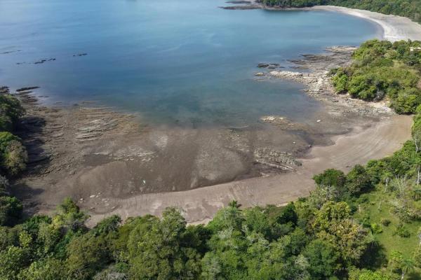 Terreno insular de 10,5 hectáreas con acceso por carretera.