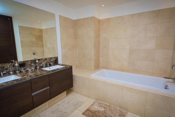 Apartamento remodelado de 2 habitaciones más estudio en planta alta