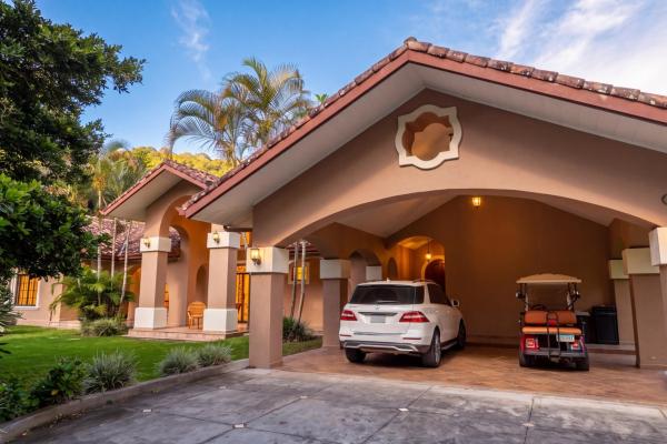 Two villas with 6 bedrooms and mountain views