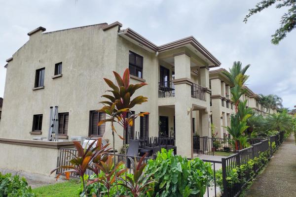 Vendo townhome en embassy club para inversionistas. generando renta.