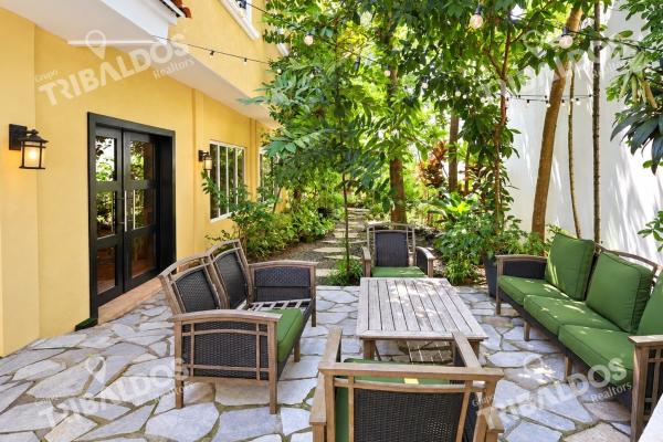 Sale of 2 houses in 1 in costa del este