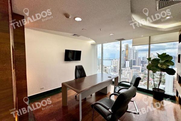 Alquiler de amplia oficina en el edificio f & f tower, amoblada